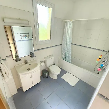 Beautiful 4 Bdr Mins Away From Fig Tree Bay! *