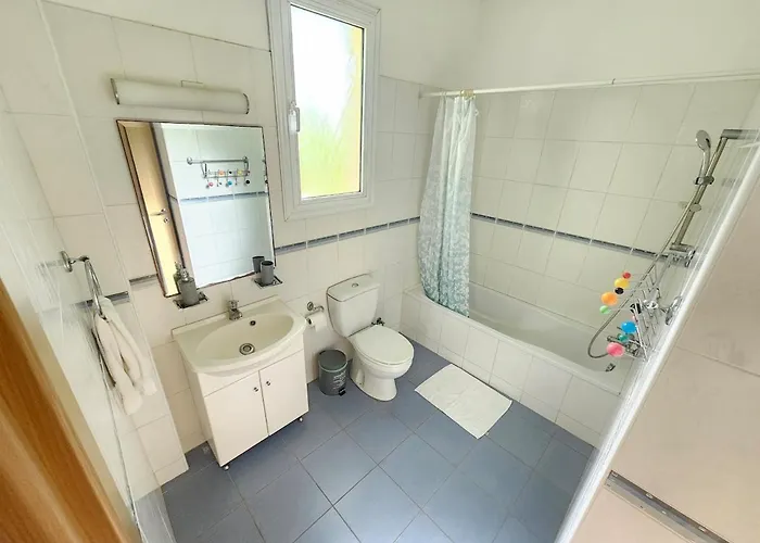 Beautiful 4 Bdr Mins Away From Fig Tree Bay! *