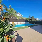 Villa Beautiful 4 Bdr Mins Away From Fig Tree Bay! Paralimni