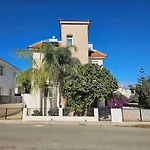 Villa Beautiful 4 Bdr Mins Away From Fig Tree Bay! Paralimni