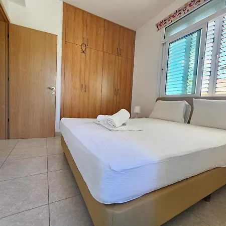 Beautiful 4 Bdr Mins Away From Fig Tree Bay! Villa Paralimni