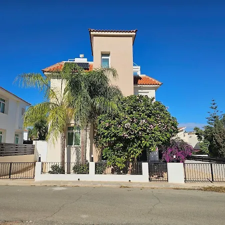 Villa Beautiful 4 Bdr Mins Away From Fig Tree Bay! Paralimni